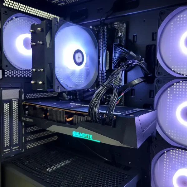 ASRock 5800X RX6700XT 32GB 512GB 650W Je to výkonný a spoľahlivý spoločník, pripravený na plynulé hranie i profesionálne zaťaženie.