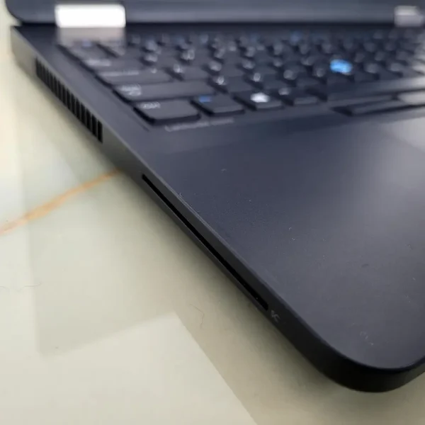 Dell E5570 i5-6200U 16GB 256GB Win11 Štýlový Dell 15.6" LED notebook, ktorý spoľahlivo zvládne prácu aj zábavu.