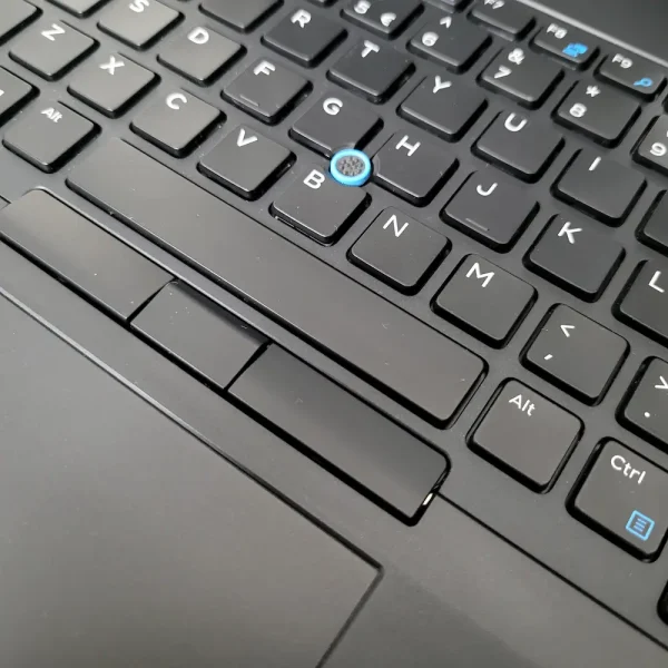 Dell E5570 i5-6200U 16GB 256GB Win11 Štýlový Dell 15.6" LED notebook, ktorý spoľahlivo zvládne prácu aj zábavu.