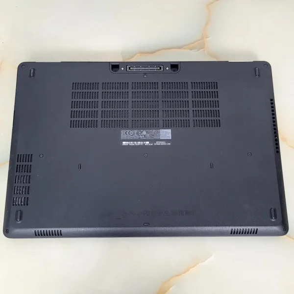 Dell E5570 i5-6200U 16GB 256GB Win11 Štýlový Dell 15.6" LED notebook, ktorý spoľahlivo zvládne prácu aj zábavu.