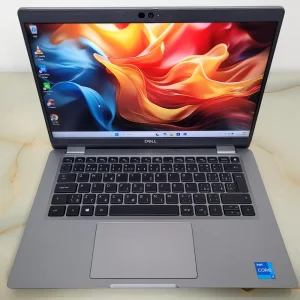 Dell Latitude 5320 i5-1135G7 8GB 512GB NVMe Notebook, ktorý kombinuje profesionálny štýl s neochvejnou spoľahlivosťou.