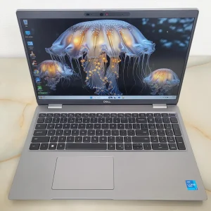 Dell Latitude 5520 i5-1145G7 32GB 512GB NVMe Dizajnovo elegantný a spoľahlivý partner pre dni, keď potrebujete výkon, výdrž aj mobilitu v jednom.