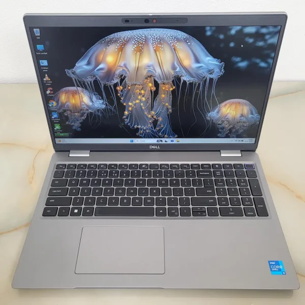 Dell Latitude 5520 i5-1145G7 32GB 512GB NVMe Dizajnovo elegantný a spoľahlivý partner pre dni, keď potrebujete výkon, výdrž aj mobilitu v jednom.