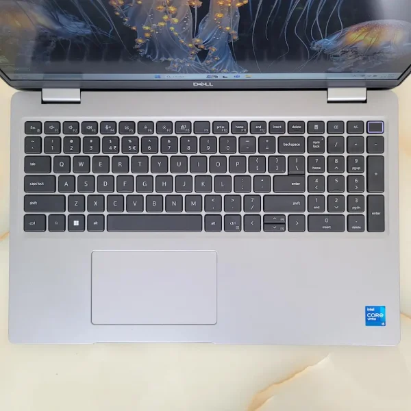 Dell Latitude 5520 i5-1145G7 32GB 512GB NVMe Dizajnovo elegantný a spoľahlivý partner pre dni, keď potrebujete výkon, výdrž aj mobilitu v jednom.
