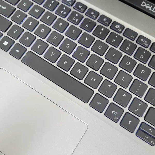 Dell Latitude 5520 i5-1145G7 32GB 512GB NVMe Dizajnovo elegantný a spoľahlivý partner pre dni, keď potrebujete výkon, výdrž aj mobilitu v jednom.