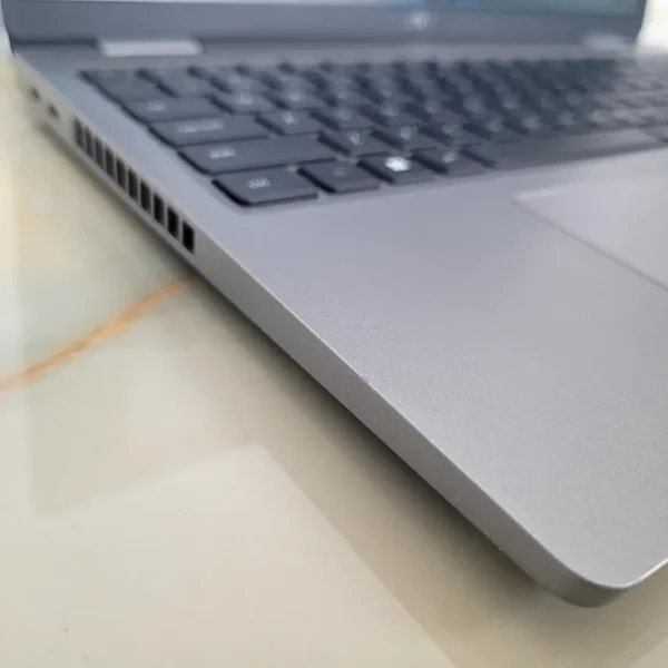 Dell Latitude 5520 i5-1145G7 32GB 512GB NVMe Dizajnovo elegantný a spoľahlivý partner pre dni, keď potrebujete výkon, výdrž aj mobilitu v jednom.