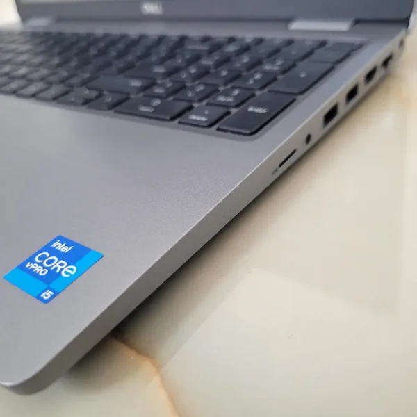 Dell Latitude 5520 i5-1145G7 32GB 512GB NVMe Dizajnovo elegantný a spoľahlivý partner pre dni, keď potrebujete výkon, výdrž aj mobilitu v jednom.