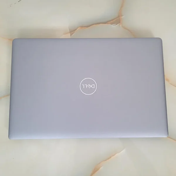 Dell Latitude 5520 i5-1145G7 32GB 512GB NVMe Dizajnovo elegantný a spoľahlivý partner pre dni, keď potrebujete výkon, výdrž aj mobilitu v jednom.