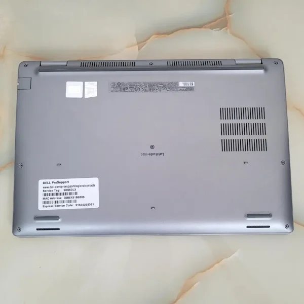 Dell Latitude 5520 i5-1145G7 32GB 512GB NVMe Dizajnovo elegantný a spoľahlivý partner pre dni, keď potrebujete výkon, výdrž aj mobilitu v jednom.
