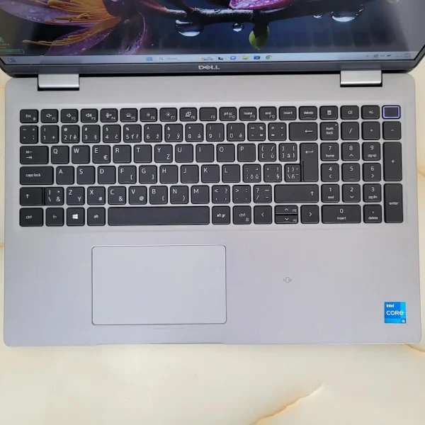Dell Latitude 5520 i5-1135G7 32GB 500GB NVMe Moderný pracovný notebook, ktorý v sebe kombinuje elegantný vzhľad a plynulý výkon pre skvelý komfort pri každodennom používaní.