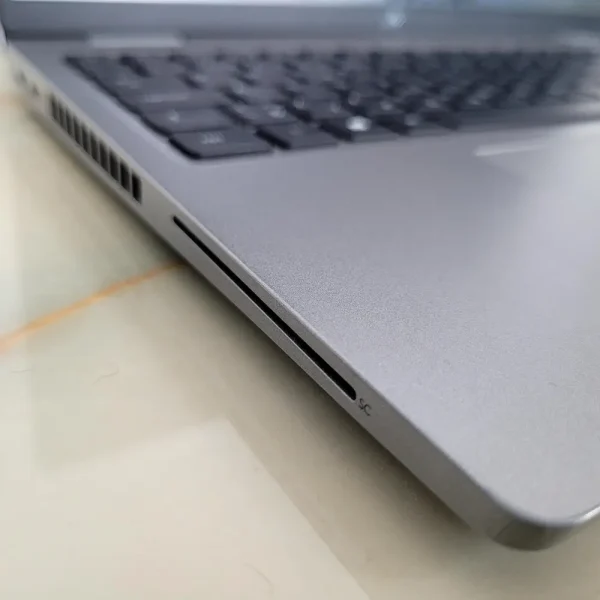 Dell Latitude 5520 i5-1135G7 32GB 500GB NVMe Moderný pracovný notebook, ktorý v sebe kombinuje elegantný vzhľad a plynulý výkon pre skvelý komfort pri každodennom používaní.