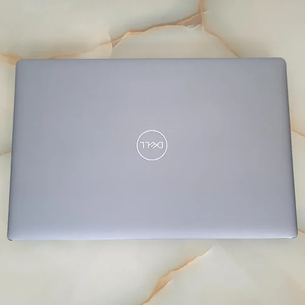 Dell Latitude 5520 i5-1135G7 32GB 500GB NVMe Moderný pracovný notebook, ktorý v sebe kombinuje elegantný vzhľad a plynulý výkon pre skvelý komfort pri každodennom používaní.