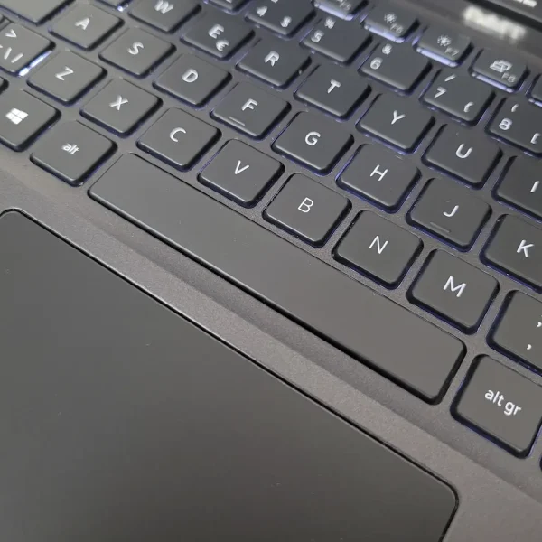 Dell Latitude 7420 i5-1145G7 16GB 512GB NVMe Tento kompaktný biznis notebook je ideálnym spoločníkom pre každého, kto hľadá spojenie prémiovej odolnosti a svižného výkonu v tele, ktoré v batohu takmer nepocítite.