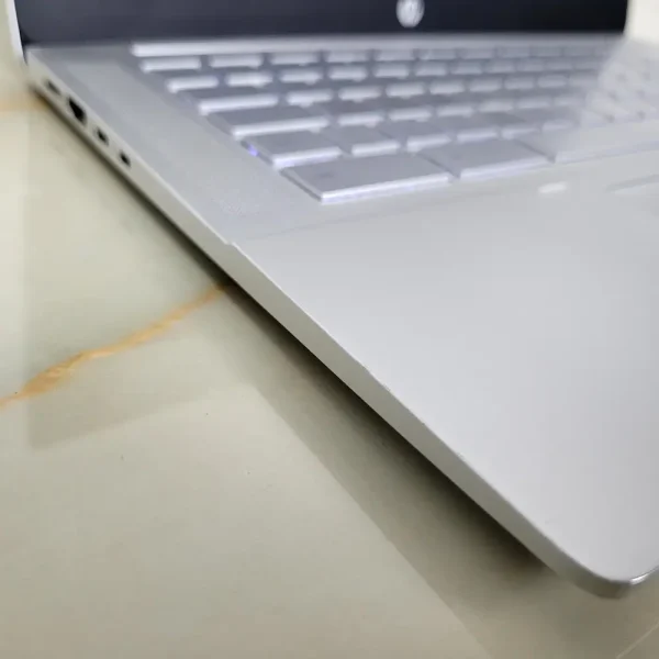 HP Pro c640 ChromeBook i5-10310U 8GB 64GB eMMC HP Pro c640 Chromebook je moderný spoločník, ktorý vám spríjemní prácu aj voľný čas svojou rýchlosťou, jednoduchosťou a spoľahlivosťou.