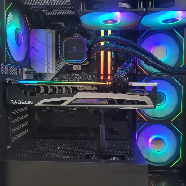 Herný PC ASRock 5900XT RX6800 16GB 512B 750W Nekompromisná mašina, ktorá premení aj tie najnáročnejšie tituly na plynulú jazdu v plných detailoch.