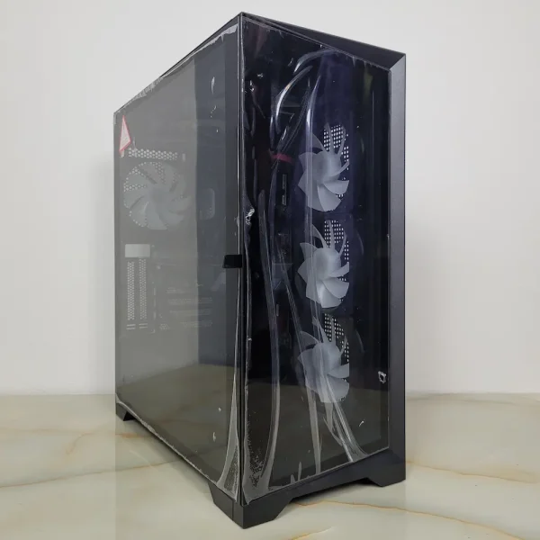 Herný počítač 14700 RTX5060Ti 32GB 1TB 850W Tento herný dravec v sebe ukrýva brutálnu silu pripravenú pokoriť akúkoľvek výzvu a premeniť vaše herné večery na plynulý zážitok bez jediného zaváhania.