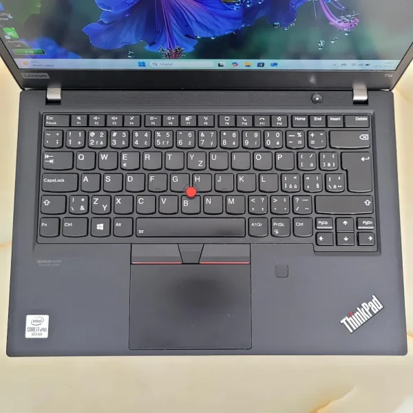 Lenovo T14 i7-10610U 32GB 512GB NVMe Robustný a štýlový pracovný spoločník, ktorý bez kompromisov zvládne náročné úlohy aj každodenné cestovanie.