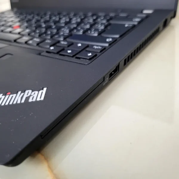 Lenovo T14 i7-10610U 32GB 512GB NVMe Robustný a štýlový pracovný spoločník, ktorý bez kompromisov zvládne náročné úlohy aj každodenné cestovanie.