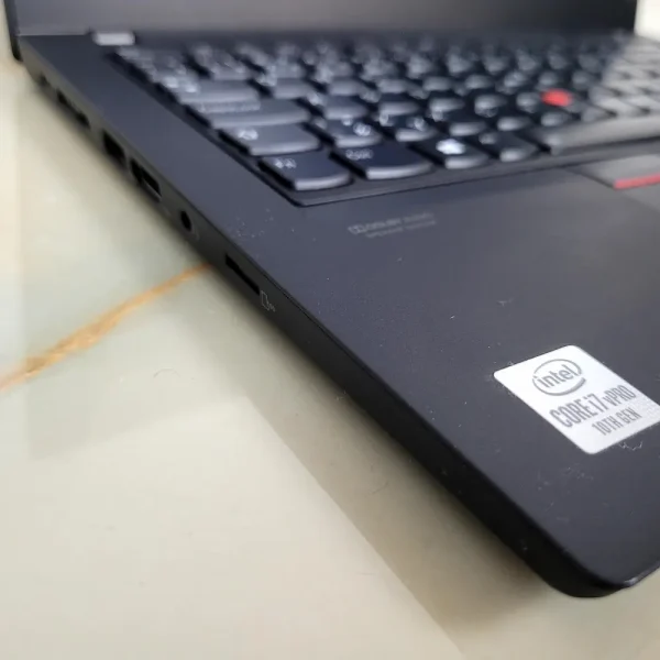 Lenovo T14 i7-10610U 32GB 512GB NVMe Robustný a štýlový pracovný spoločník, ktorý bez kompromisov zvládne náročné úlohy aj každodenné cestovanie.