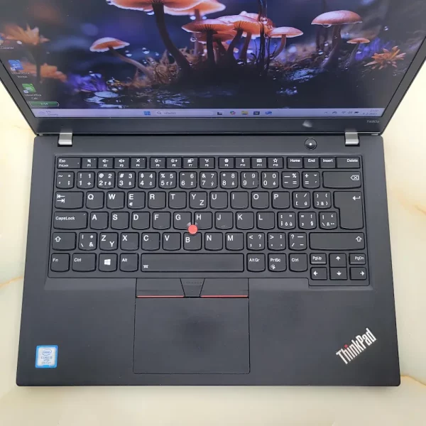 Lenovo T480s i5-8350U 16GB 512GB NVMe Kompaktné rozmery a nízka hmotnosť zaručujú pohodlné nosenie.