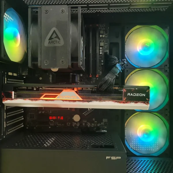 MSI Ryzen 3950X RX7700XT 32GB 1TB 750W Ideálny partner pre každého, kto chce stabilitu, výkon a moderný dizajn v jednom.
